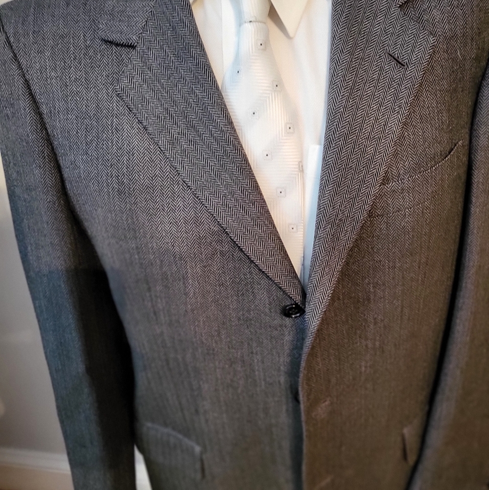 Brioni Men Cashmere and Wool Gray Herringbone  41R Jacket.